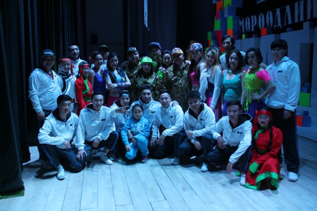 Сонин содон, хөгжилтэй үзүүлбэрээр дүүрэн “Утасгүй бол үхлээ юу” шоу тоглолт үргэлжилсээр…